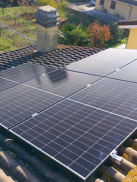 Impianto con batteria di accumulo con inverter incorporato