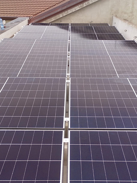 Impianto fotovoltaico 6 kW su tetto piano per residenza a Coriano