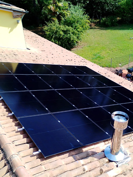 Impianto fotovoltaico 10,5 kW con batteria 10 kW Sigenergy total black